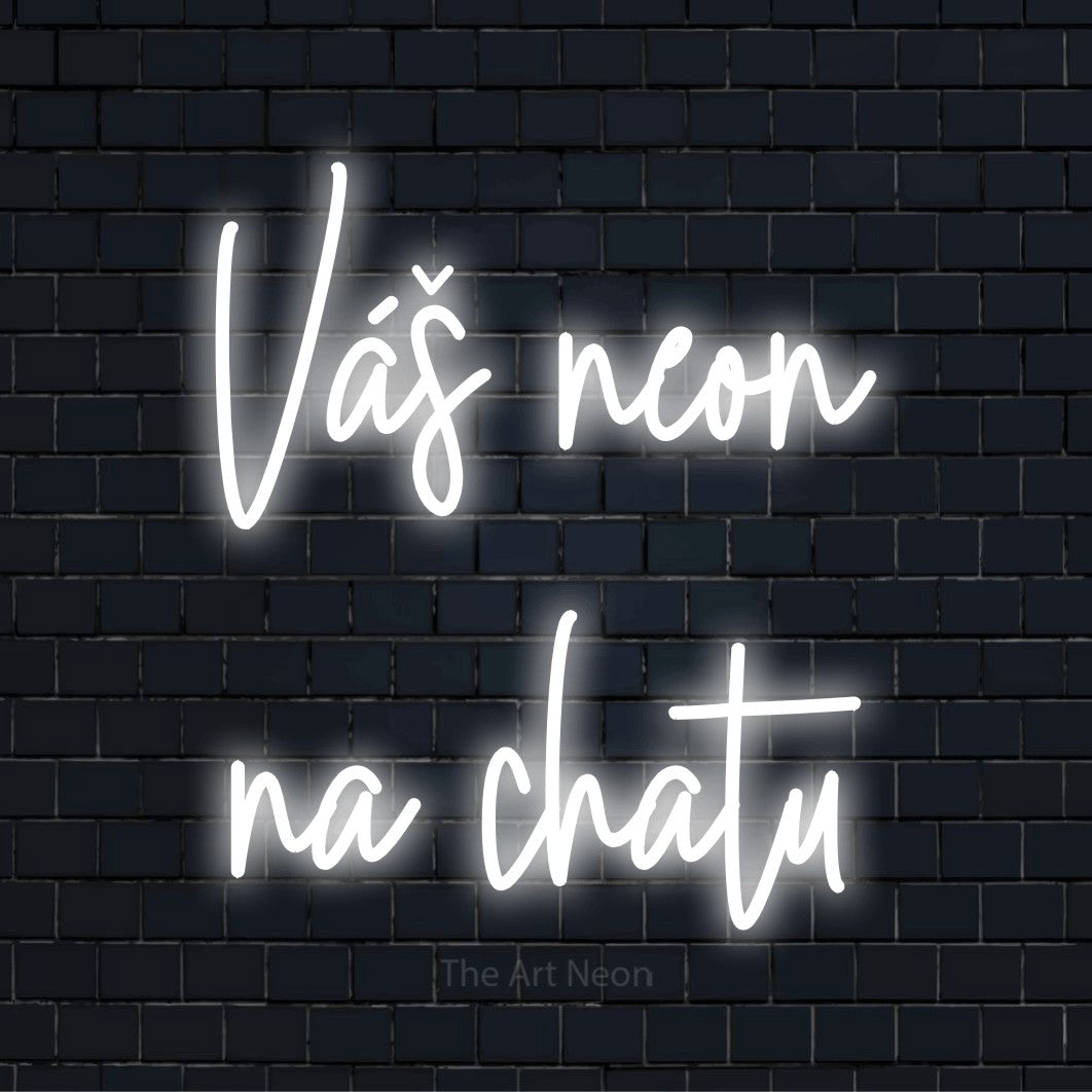 Neonový nápis na míru „Váš neon na chatu“ na černé cihlové zdi
