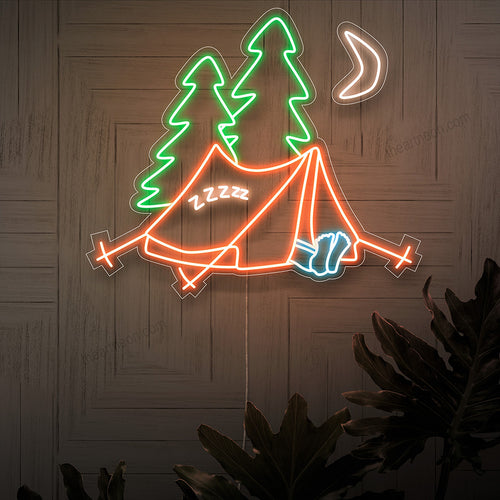 "Camping Neon Sign" - Ett äventyrligt neonljus med ordet "Camping", som ingjuter en atmosfär som hyllar andan av camping och naturen i ditt vardagsrum.