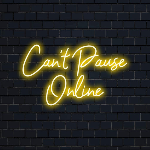 Anpassad LED-neonskylt med frasen Can't Pause Online 2 lyser livfullt, perfekt för ett modernt utrymme.
