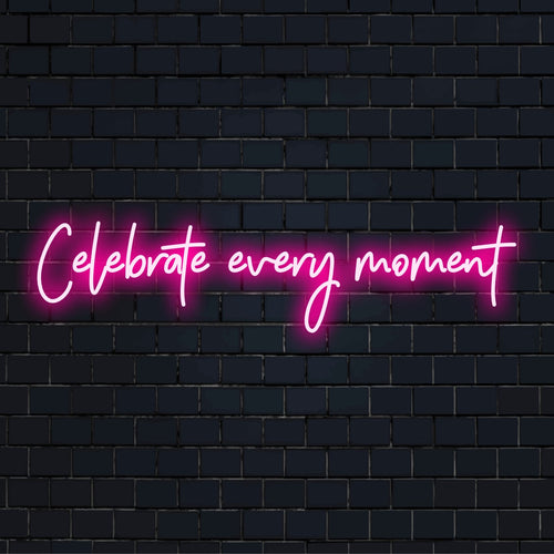Anpassad LED-neonskylt som läser Celebrate Every Moment med livfulla, glödande färger som förstärker alla utrymmen.