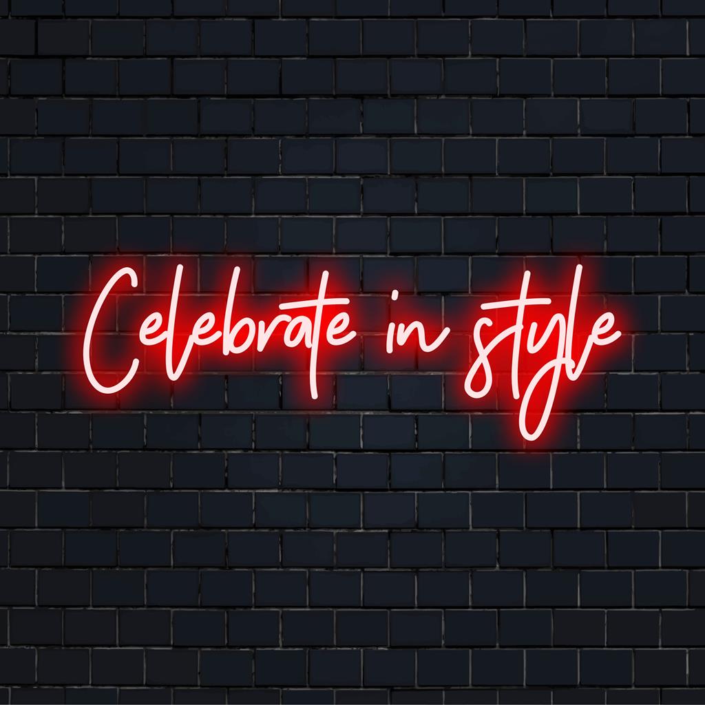 Anpassad LED-neonskylt med texten Celebrate In Style, perfekt för att förstärka alla festliga evenemang eller inredningsutrymmen.