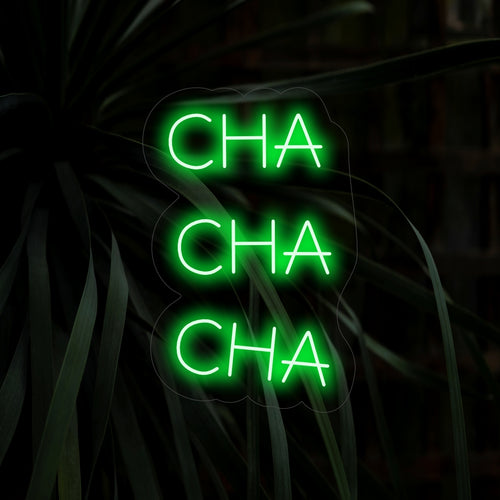 "Cha Cha Cha Neon Sign" ��� Ett levande och dynamiskt neonljus som visar orden "Cha Cha Cha", som ger livlig energi och dansinspirerad charm till ditt utrymme.
