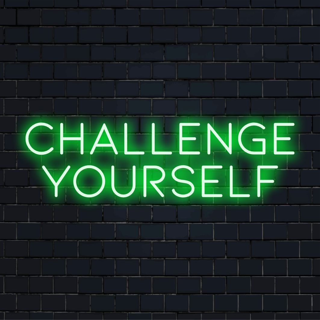 Skräddarsydd LED neonskylt med det inspirerande budskapet Challenge Yourself, perfekt för unik inredning eller motiverande utrymmen.