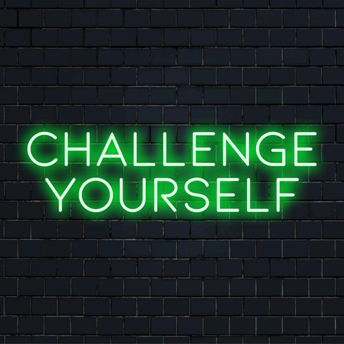 Skräddarsydd LED neonskylt med det inspirerande budskapet Challenge Yourself, perfekt för unik inredning eller motiverande utrymmen.