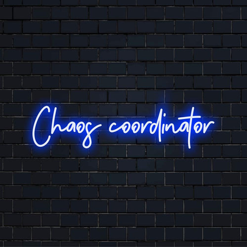 Anpassad LED-neonskylt som säger Chaos Coordinator perfekt upplyst för elegans på arbetsplatsen; med neonordkonst och modern inredning.