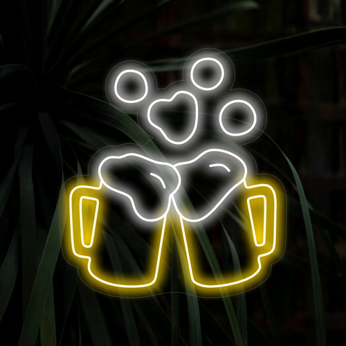 "Cheers With Beer Neon Sign" är ett festligt och celebert tillskott till din barinteriör. Ett neonljus som inbjuder dig att höja ditt glas och heja.