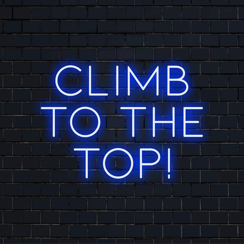 Anpassad neonskylt med Climb To The Top! text. Perfekt för modern inredning, inspirerande atmosfär och personliga accenter i hemmet.