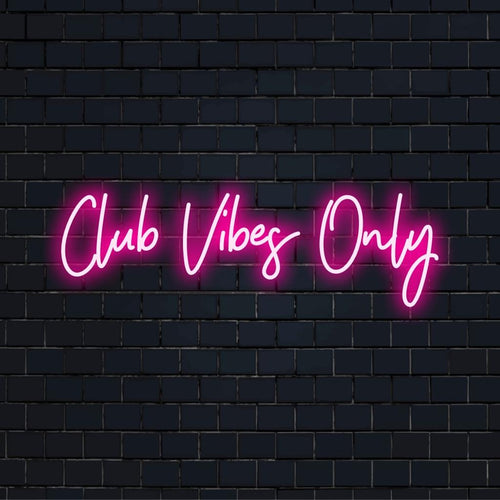 Anpassad LED neonskylt med Club Vibes Only glödande text, perfekt för att lysa upp ett livligt utrymme med modern neonljuskonst.
