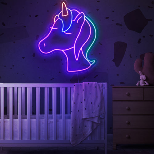 "Cute Unicorn Neon Sign" lyser upp med ett neonljus och ger ditt barns utrymme förtrollande och bedårande vibbar, perfekt för att skapa en drömsk och magisk atmosfär i sovrum eller lekområden.