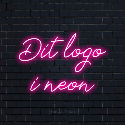 Personligt neonskilt med teksten “Dit logo i neon” på en sort murstensvæg