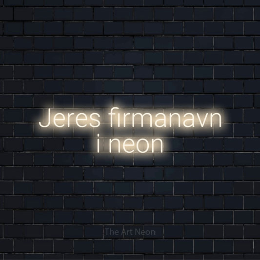 Personligt neonskilt med teksten “Jeres firmanavn i neon” på en sort murstensvæg