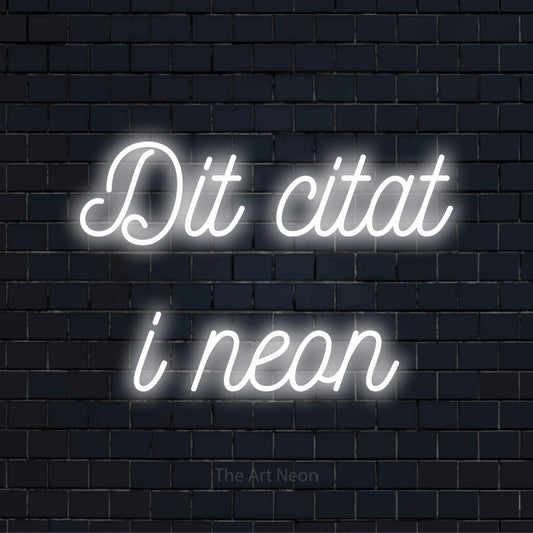 Personligt neonskilt med teksten “Dit citat i neon” på en sort murstensvæg