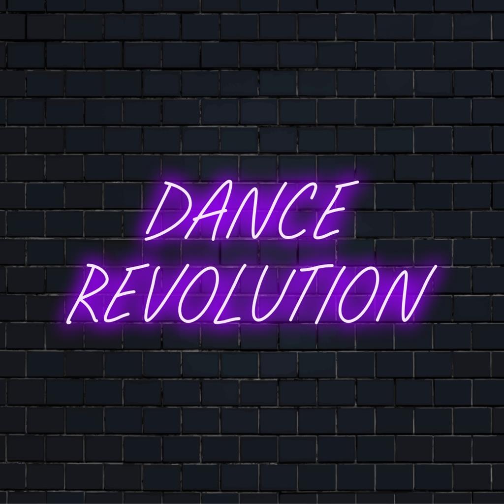 Anpassad LED neonskylt stavning Dance Revolution i levande färger; perfekt neonkonst för livlig inredning.