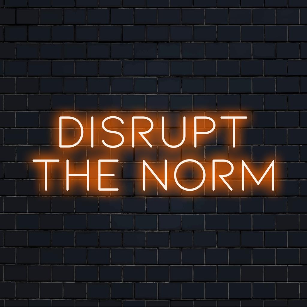 Anpassad LED neonskylt med Disrupt The Norm i levande ljus; en blandning av modern konst och iögonfallande inredning.