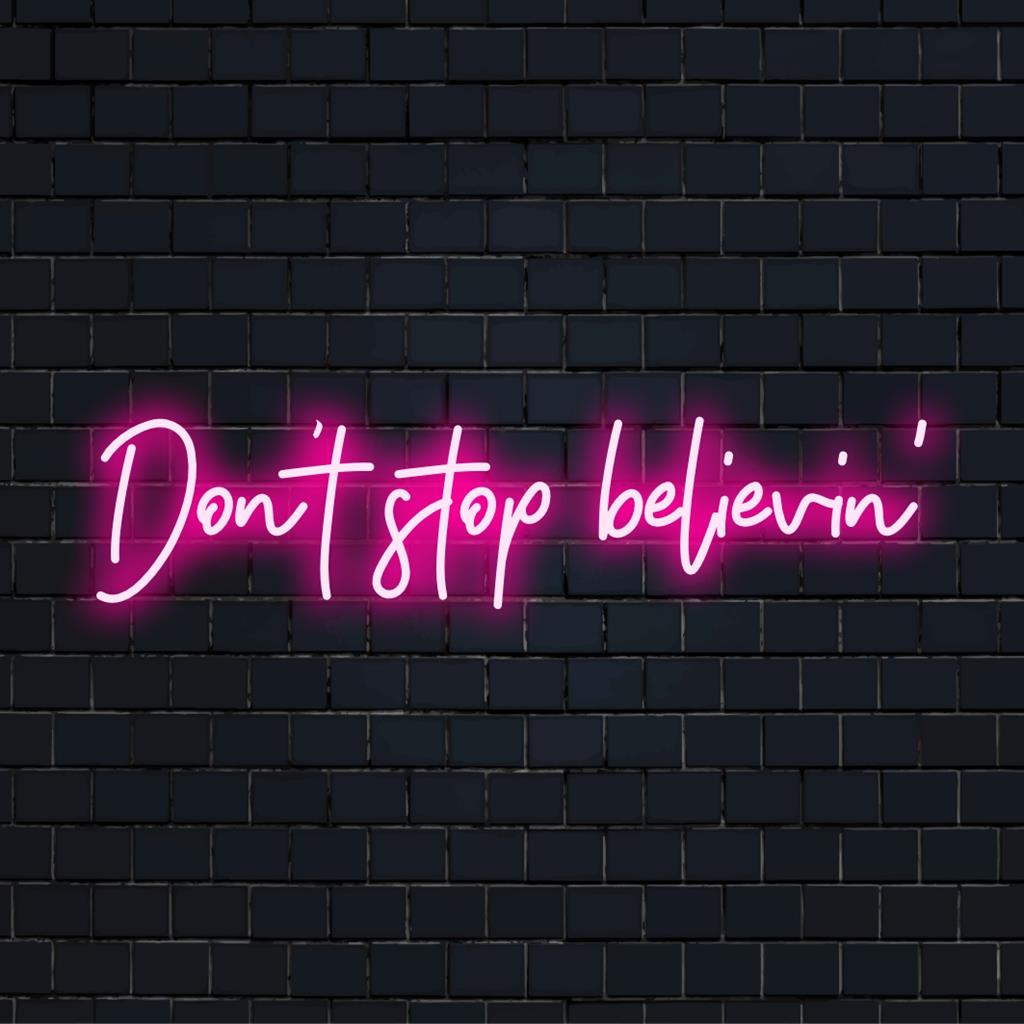 Levande LED neonskylt som visar Don't Stop Believin, perfekt för alla rum. Skräddarsydd neonljuskonst som reflekterar motivation.