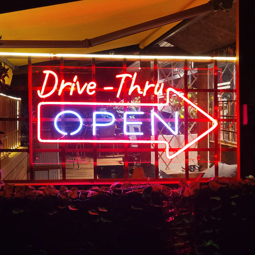 "Drive Thru Open Neonkyltti" lyser starkt och inbjuder kunder att njuta av bekvämligheten med drive-thru-service.