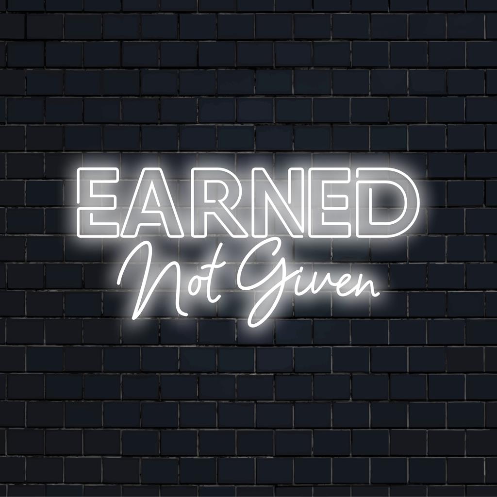 Anpassad LED-neonskylt med frasen Earned Not Given. Perfekt för personlig neonljusinredning.