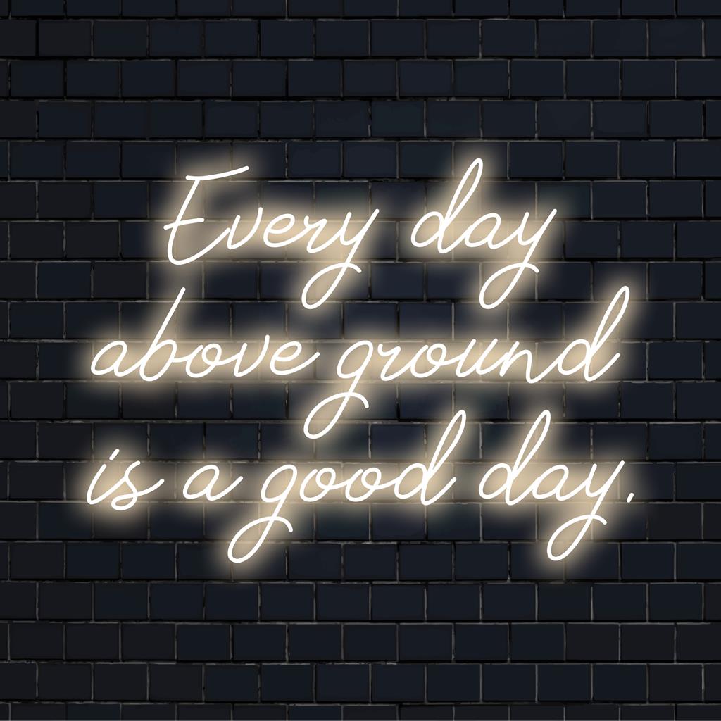 Anpassad LED neonskylt som läser Every Day Above Ground är en bra dag, perfekt för unik neonväggdekor och positiva vibbar.