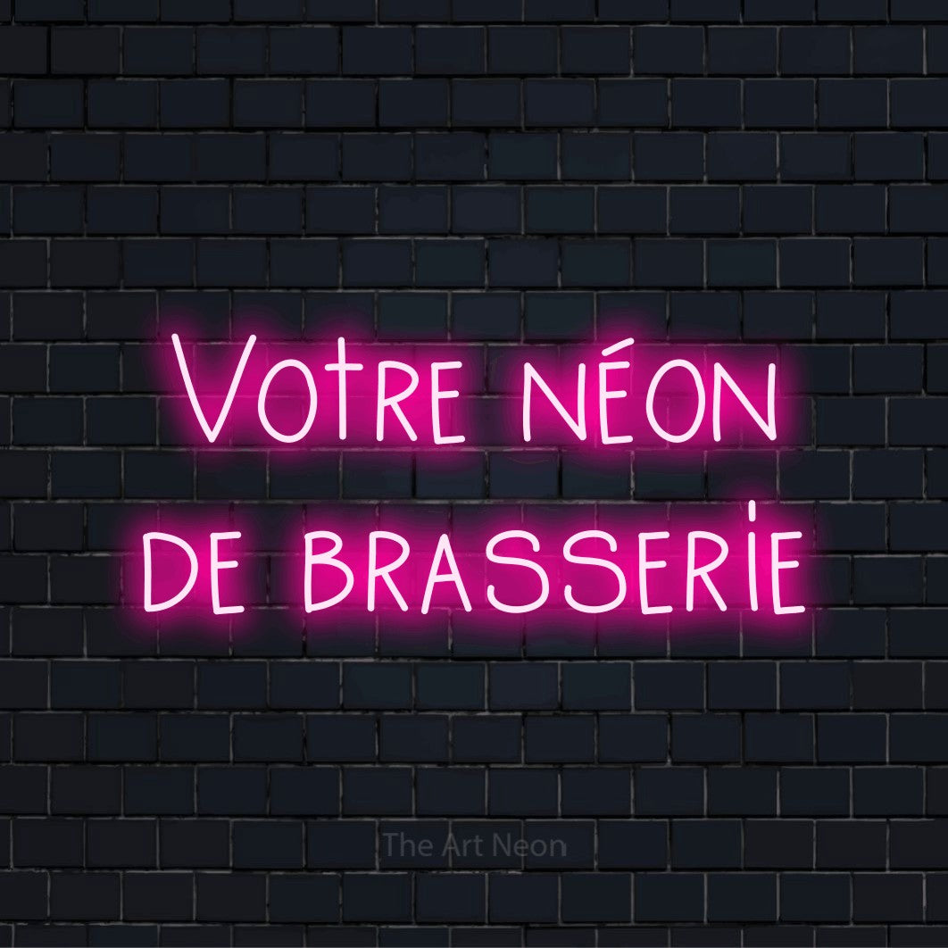 Enseigne néon personnalisée « Votre néon de brasserie » sur un mur en briques noires