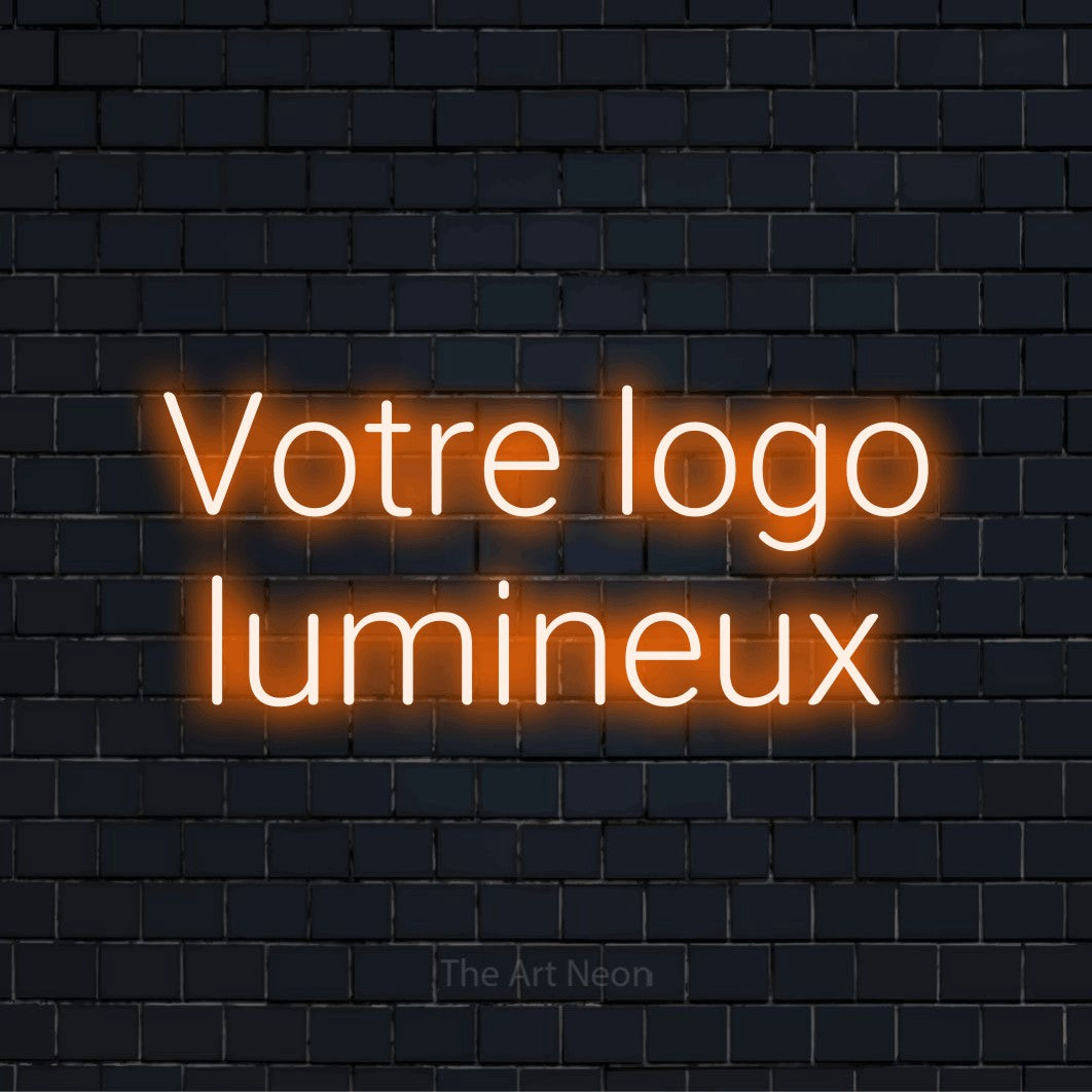 Enseigne néon personnalisée « Votre logo lumineux » sur un mur en briques noires