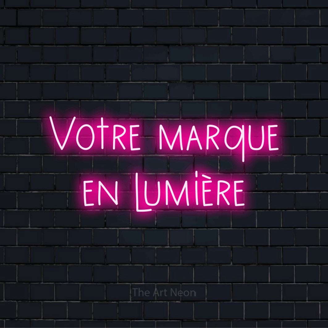 Enseigne néon personnalisée « Votre marque en lumière » sur un mur en briques noires