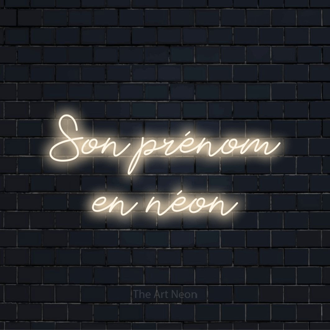 Enseigne néon personnalisée « Son prénom en néon » sur un mur en briques noires