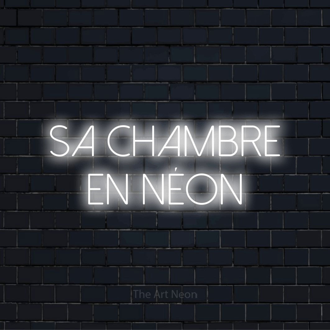 Enseigne néon personnalisée « Sa chambre en néon » sur un mur en briques noires