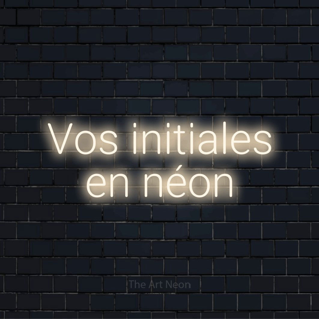 Enseigne néon personnalisée « Vos initiales en néon » sur un mur en briques noires
