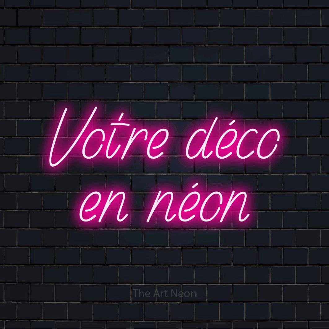 Enseigne néon personnalisée « Votre déco en néon » sur un mur en briques noires