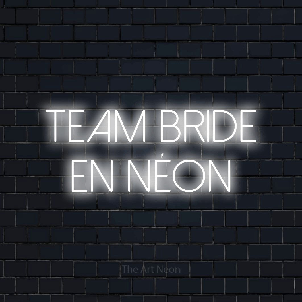 Enseigne néon personnalisée « Team Bride en néon » sur un mur en briques noires