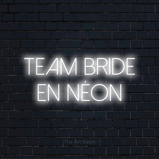 Enseigne néon personnalisée « Team Bride en néon » sur un mur en briques noires