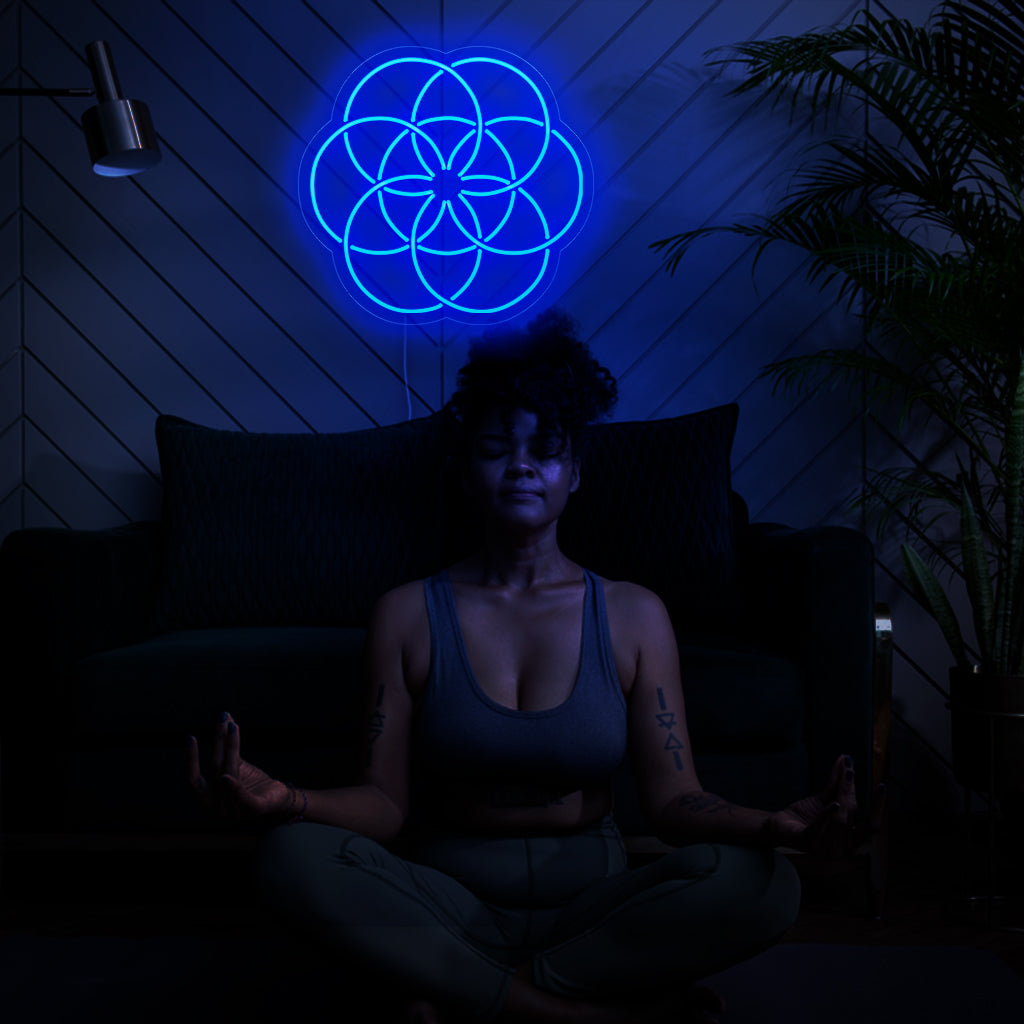 "Livets blomma neonskylt" lyser upp med helig geometri, perfekt för andliga utrymmen och områden som omfamnar den symboliska skönheten i Livets blomma, vilket ger en touch av andlighet till atmosfären.