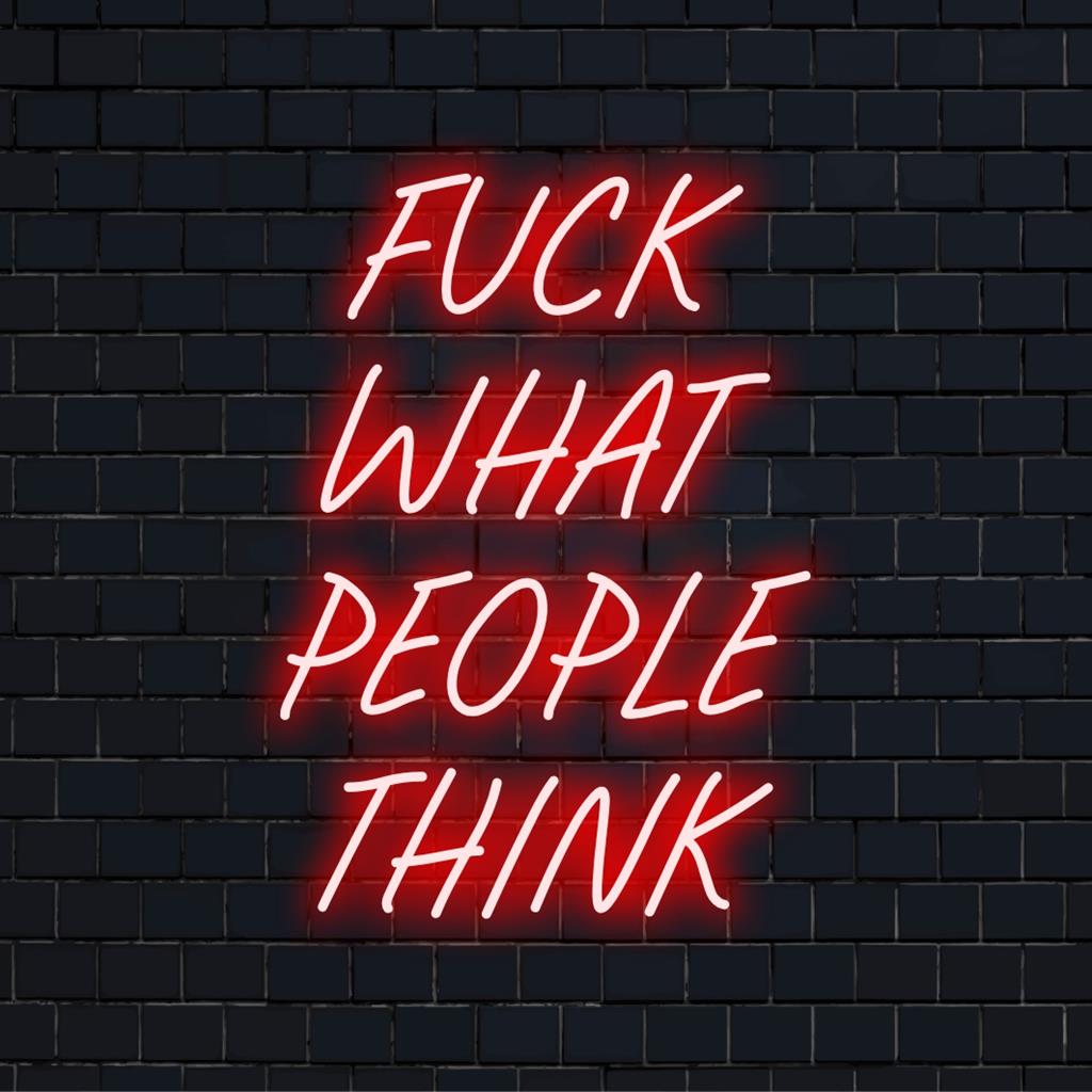 Skräddarsydd LED-neonkonst med Fuck What People Think-budskap, som blandar modern neoncitatstil och djärv upplyst design.