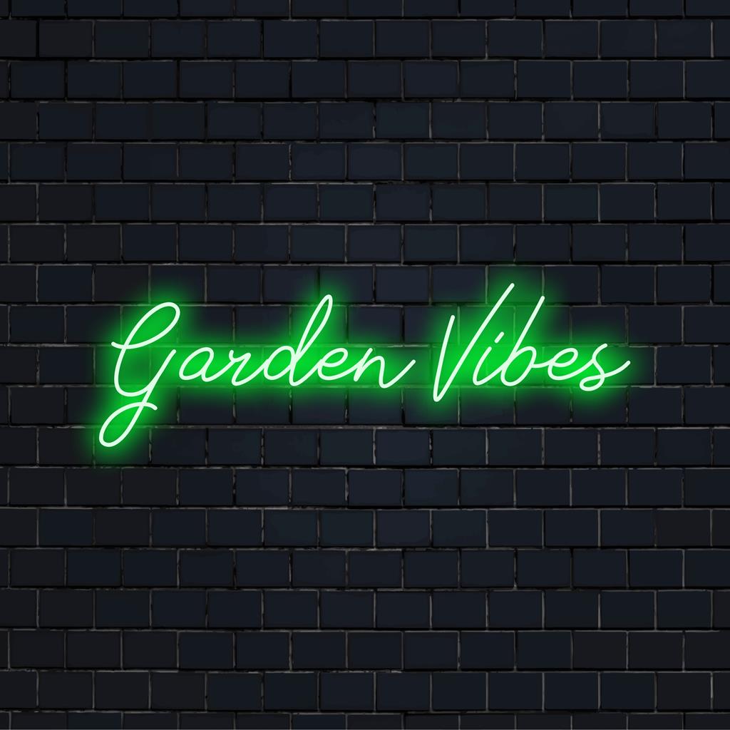 Vibrant Garden Vibes LED-neonskylt glödande i rikt grönt, perfekt för att lägga till en naturinspirerad touch till alla utrymmen.