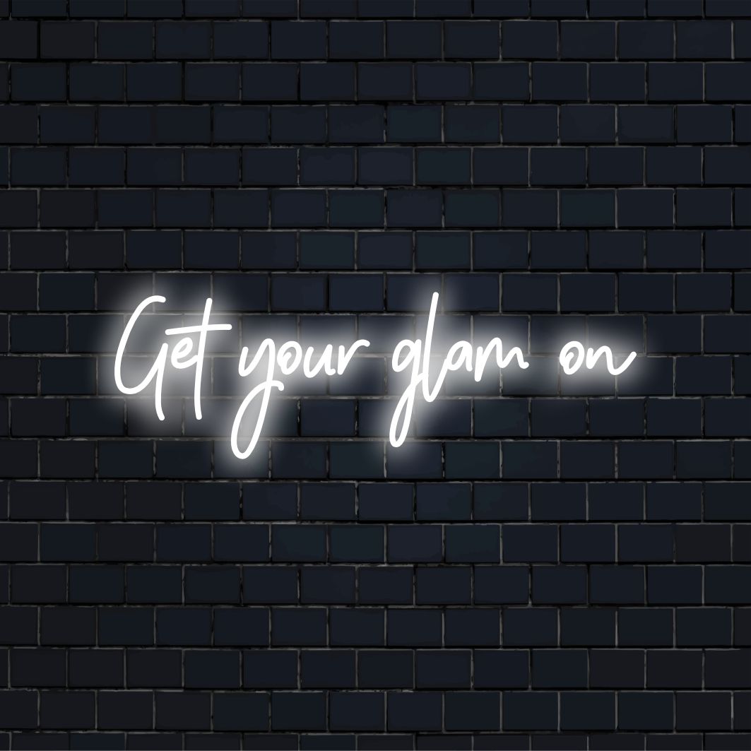Anpassad LED-neonskylt med Get Your Glam On-text; perfekt för att lägga till en levande, personlig touch till ditt utrymme.