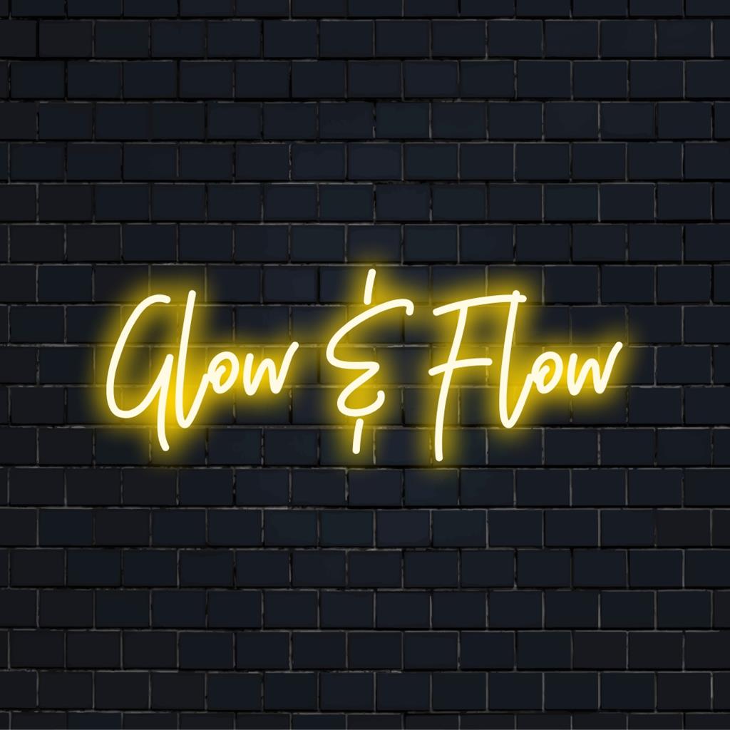 LED-neonskylt från Glow And Flow, som visar upp anpassad neonkonst för levande personliga utrymmen. Idealisk för unik inomhusinredning.