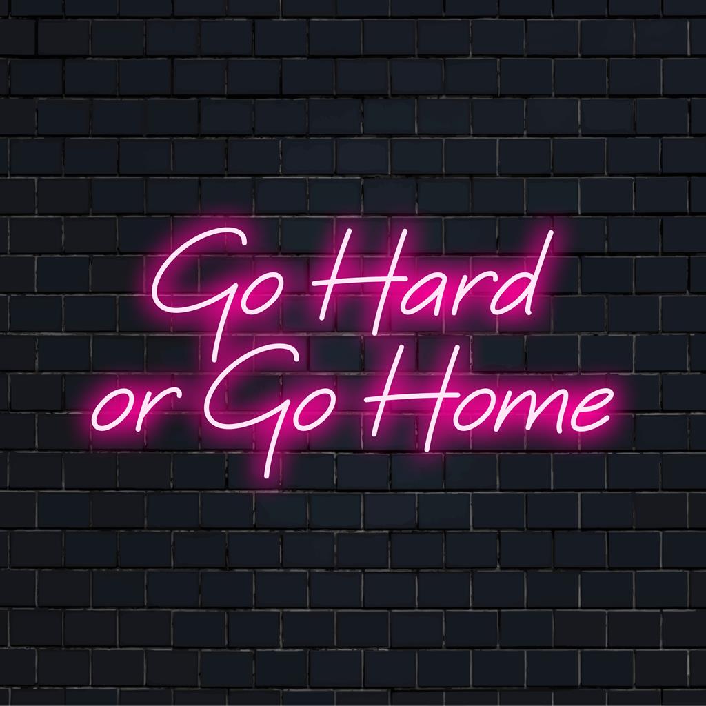 LED neonskylt med Go Hard Or Go Home, perfekt för djärv personlig inredning. Ljus, motiverande glöd för alla utrymmen.