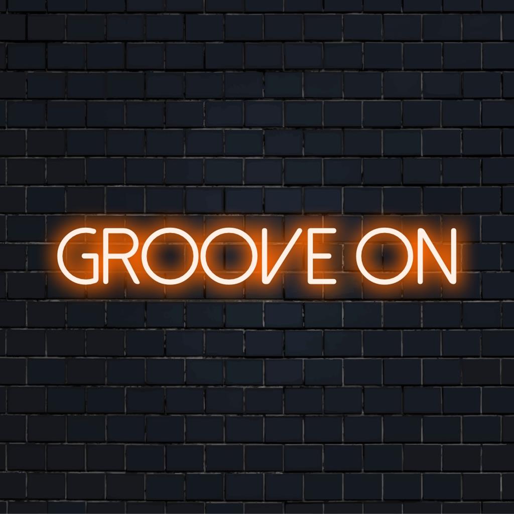 Groove On elegant LED-neonskylt som iögonfallande dekor, perfekt för att lägga till en levande touch till alla utrymmen.