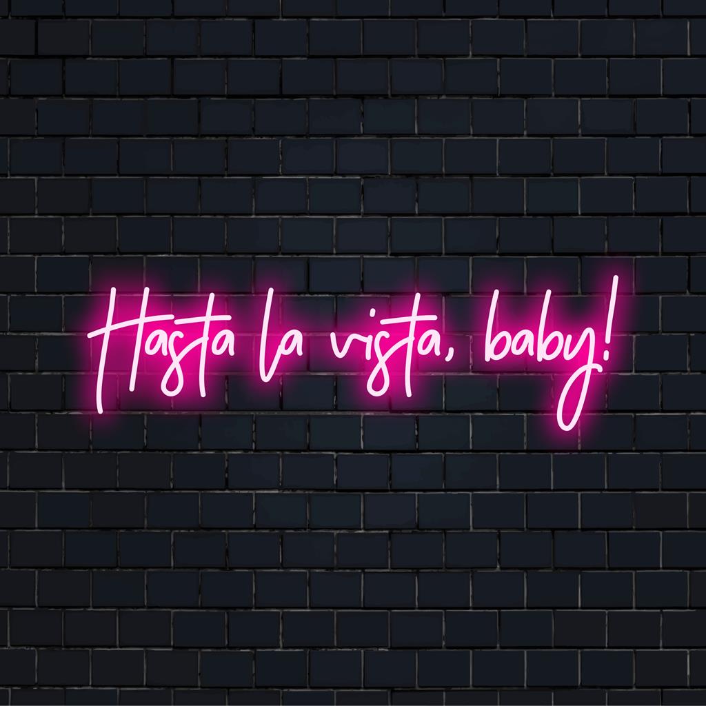 Livlig neonskylt som visar Hasta La Vista, Baby! tillverkad i eleganta, självlysande LED-lampor, perfekta för uttalande dekor.