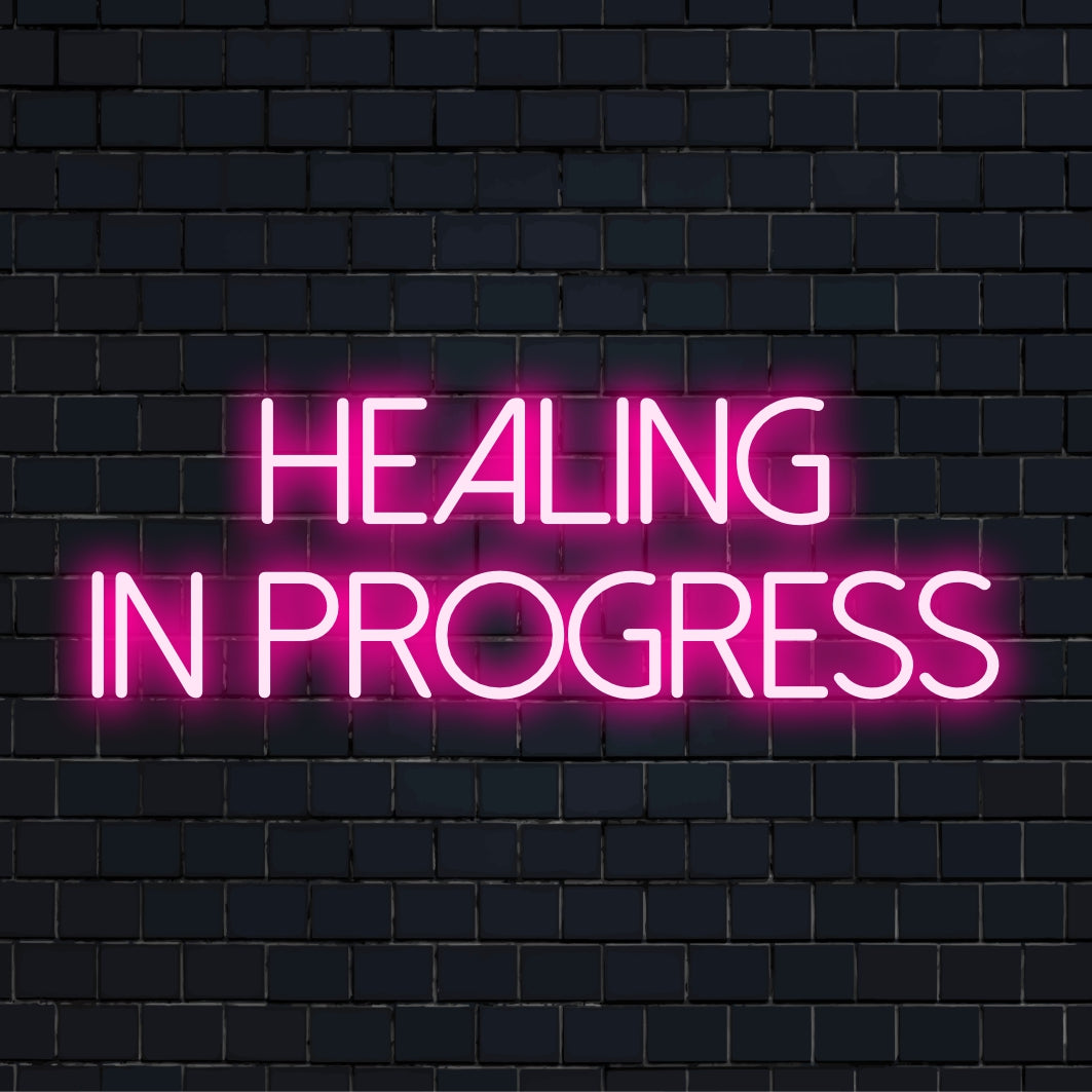 Anpassad LED-neonskylt med citatet Healing in Progress, perfekt för neonheminredning eller personlig väggkonst.