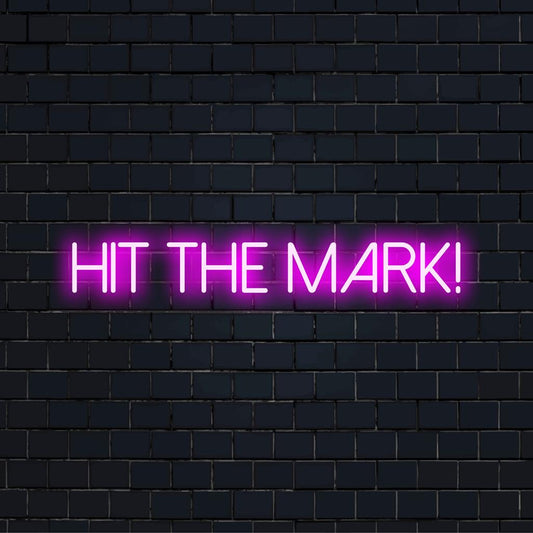 Levande och iögonfallande Hit The Mark! LED neonskylt, perfekt för dynamisk inredning och personlig ljusmiljö.