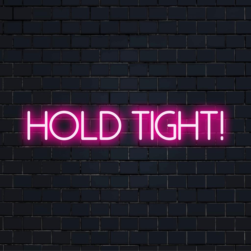 Anpassad LED neonskylt som visar Hold Tight! i snyggt manus, perfekt för personlig neonväggdekoration.