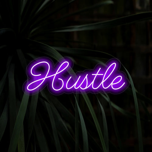 "Hustle Neon Sign" - Ett motiverande tillägg till arbetsutrymmen, med ordet "Hustle" för en målmedveten och hårt arbetande atmosfär som skapar en fokuserad och stärkande atmosfär.