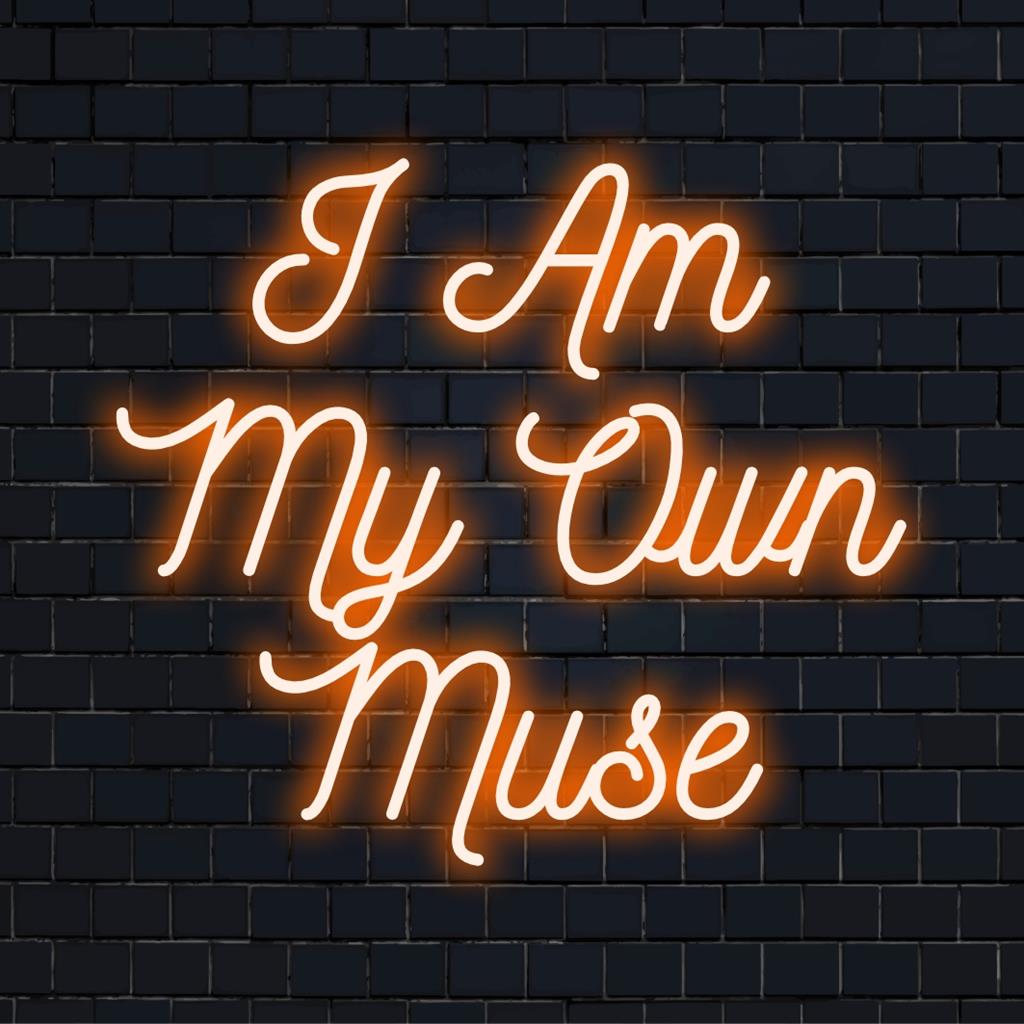Livlig LED-neonskylt som läser I Am My Own Music, perfekt som personlig neoncitat eller anpassad neonväggkonstdekor.