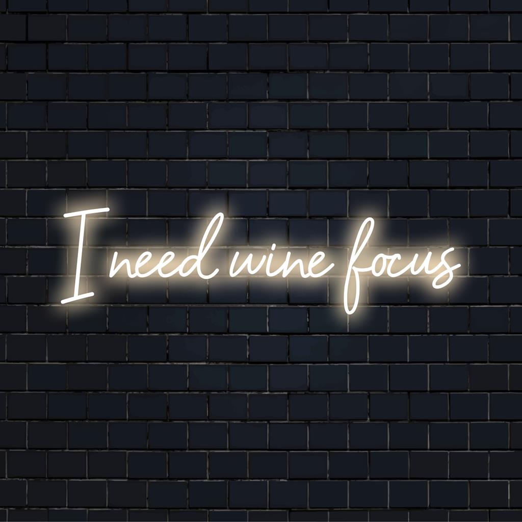 Anpassad LED-neonskylt som lyser upp frasen I Need Wine, perfekt för att ge en glödande touch till alla vinälskares utrymme.