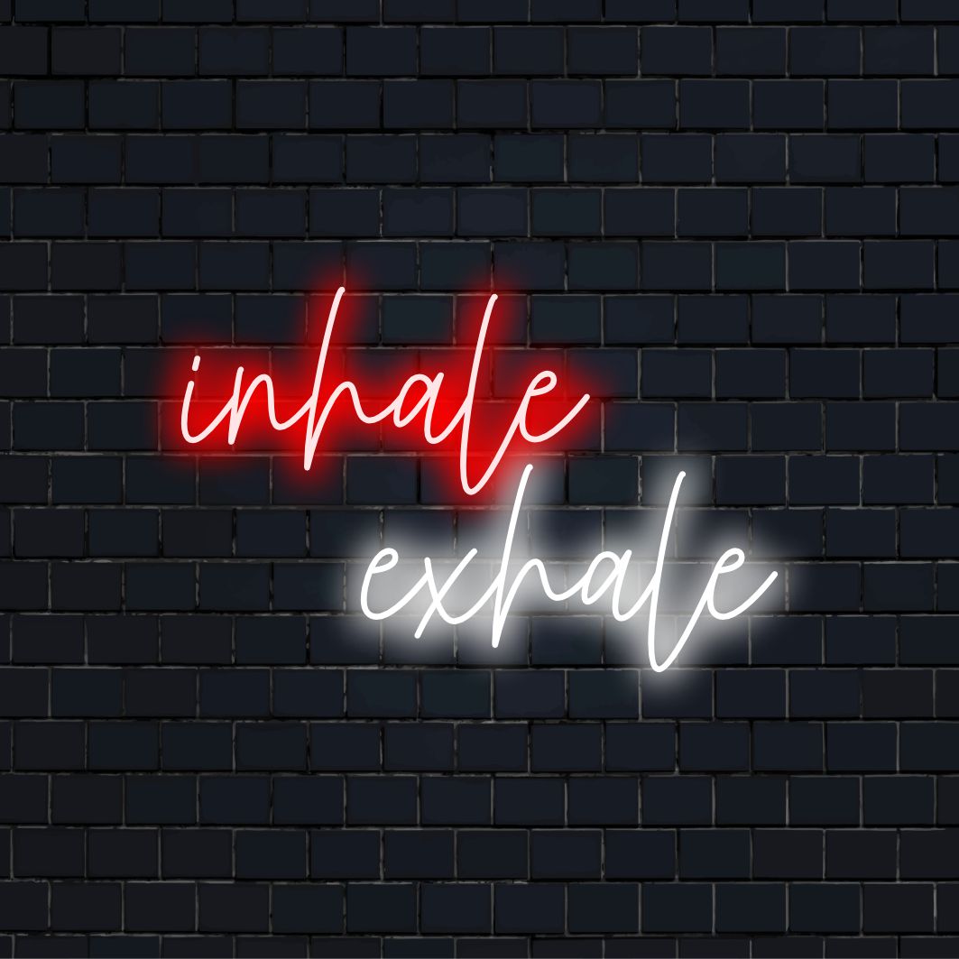 "Inandas andas ut Neon Sign" - Skapa en lugnande atmosfär med detta neonljus, som påminner dig om att fokusera på ditt andetag och omfamna avslappning.