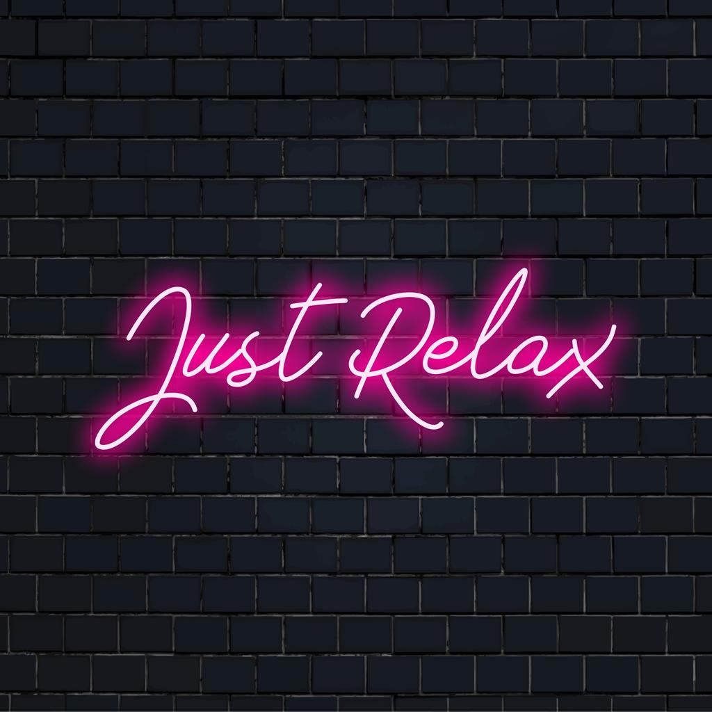 LED neonskylt som visar Just Relax i elegant manus; perfekt för avstressning och lugn atmosfär.