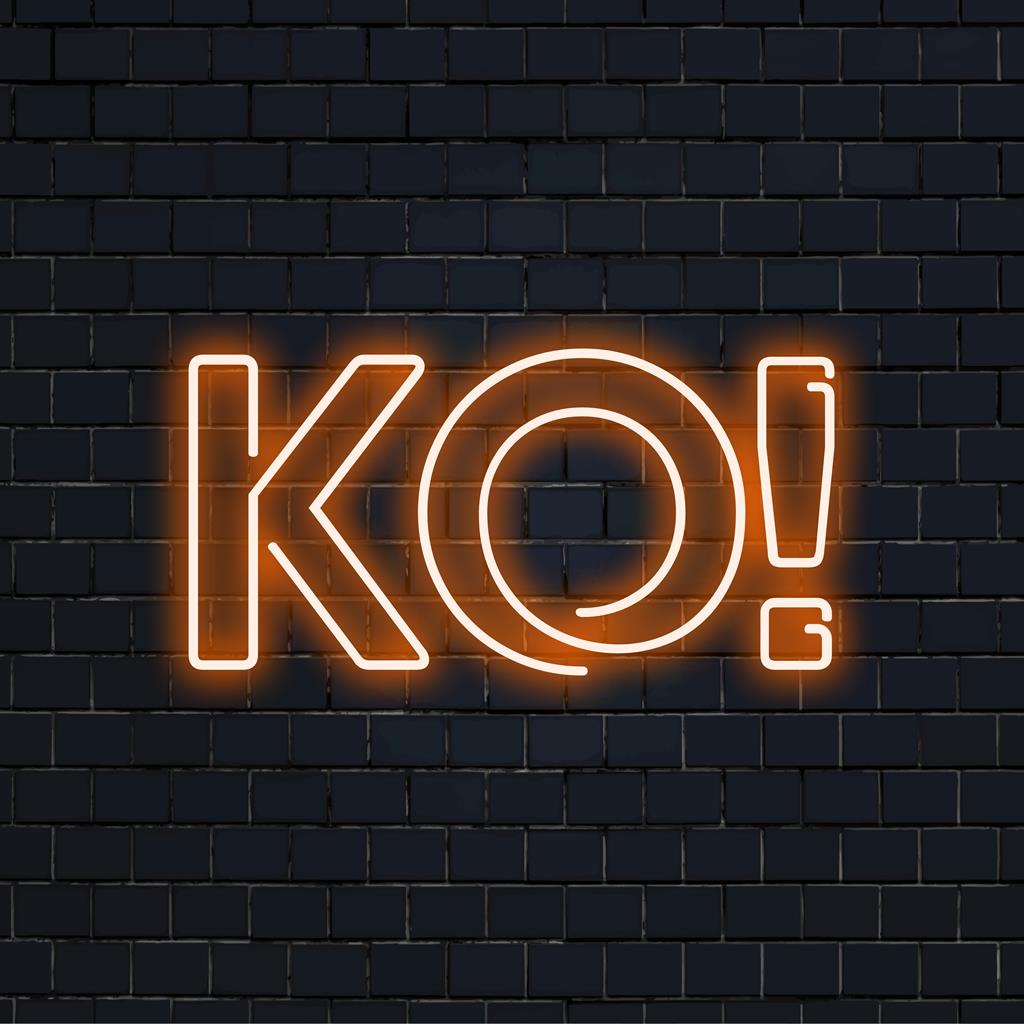 Anpassad KO! neonskylt som lyser starkt, lyser upp utrymmen med levande LED-ljus, perfekt för modern inredning och konstnärlig stil.