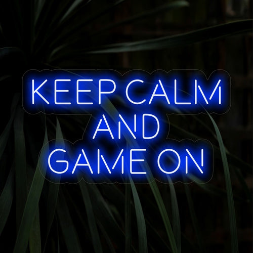 "Keep Calm And Game On Neon Sign" är det perfekta tillägget till din spelzon och utstrålar en cool och avslappnad atmosfär. Lys upp ditt utrymme med detta neonljus med ett klassiskt spelmantra.