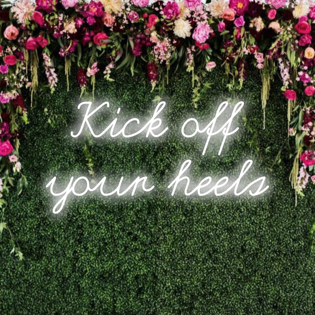 Anpassad LED neonskylt som läser Kick Off Your Heels, perfekt för chic och personlig neoninredning.